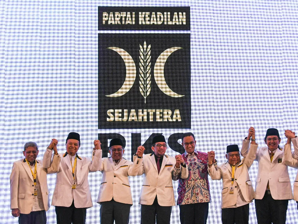 Para kader mengangkat tangan bersama saat pembukaan Rapat Koordinasi Nasional (Rakornas) PKS 2019 di Jakarta, Kamis (14/11). (Antara/M Risyal Hidayat).