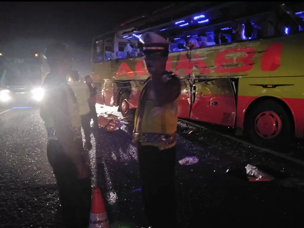 Polisi mengamankan bus Arimbi yang hancur ditabrak bus Sinar Jaya setelah kecelakaan di Tol Cipali, Kamis (14/11) dini hari. (Antara/Dokumentasi Polres Subang).