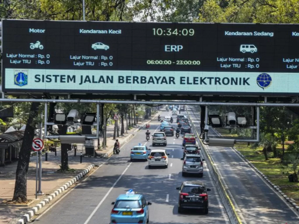 Kendaraan melintas di bawah sistem ERP di Jalan Medan Merdeka Barat, Jakarta, Rabu (11/9). Pemerintah juga tengah merencanakan membuat sistem itu di tiga wilayah lainnya (Antara/Galih Pradipta).