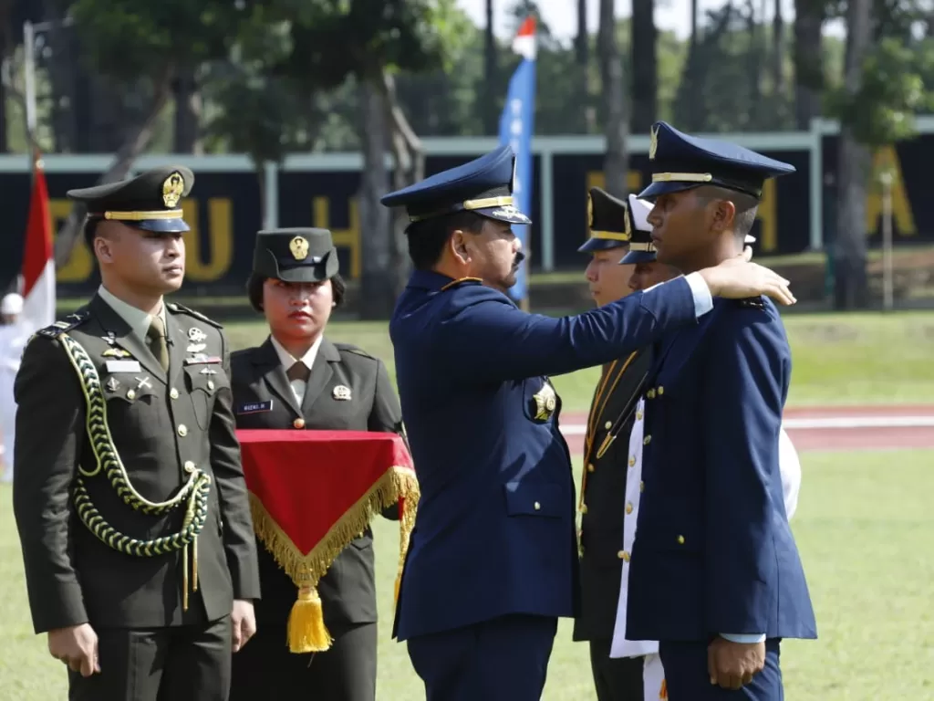 Panglima TNI saat melantik Perwira Kesehatan sumber Sarjana dan Diploma, Jumat (15/11). (Puspen TNI)