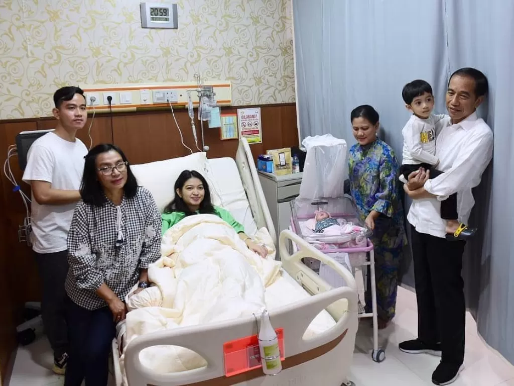 Keluarga Presiden Joko Widodo mendapat anggota baru, bayi perempuan bernama La Lembah Manah. (Instagram/@jokowi)