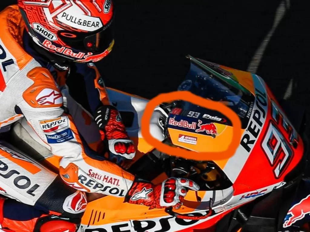 Nama mendiang Afridza Munandar menempel di motor pembalap Repsol Honda, Marc Marquez. (motogp.com)