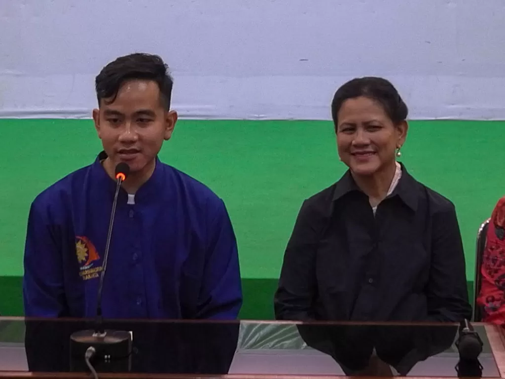 Putra sulung Presiden Joko Widodo, Gibran Rakabuming Raka (kiri), ditemani sang ibunda Iriana Joko Widodo. (Antara/Maulana Surya)