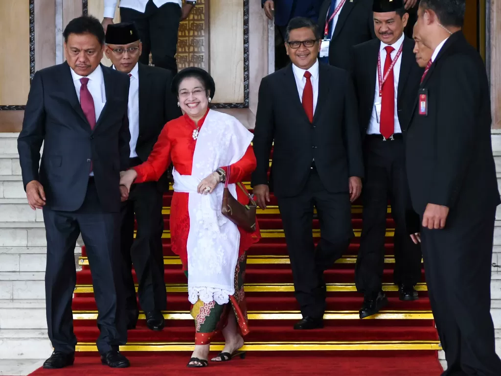 Ketua Umum Partai PDI Perjuangan Megawati Soekarnoputri (tengah) bersama Sekjen PDI Perjuangan Hasto (kedua kanan) meninggalkan Kompleks Parlemen usai pelantikan di Senayan, Jakarta Selasa (1/10/2019).(ANTARA FOTO/Galih Pradipta/pd).