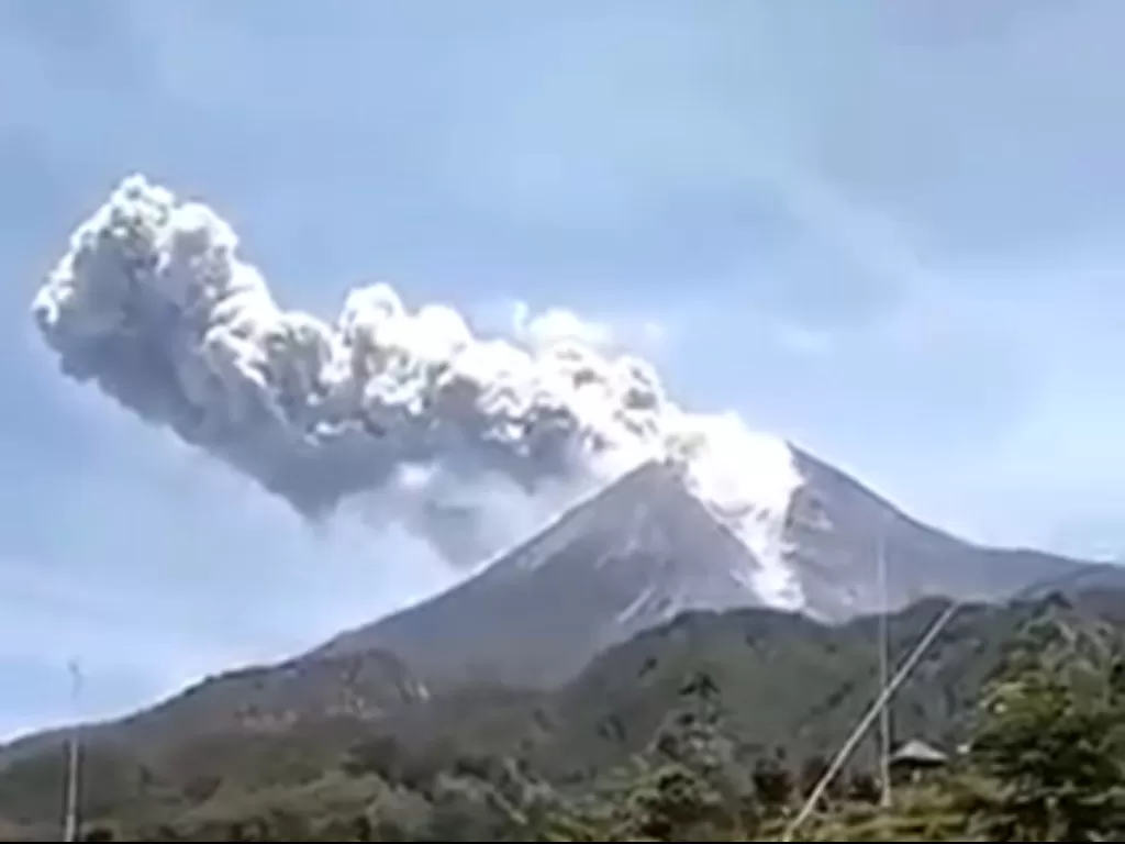 Semburan awan panas Gunung Merapi di perbatasan Yogyakarta - Jawa Tengah. (BNPB).