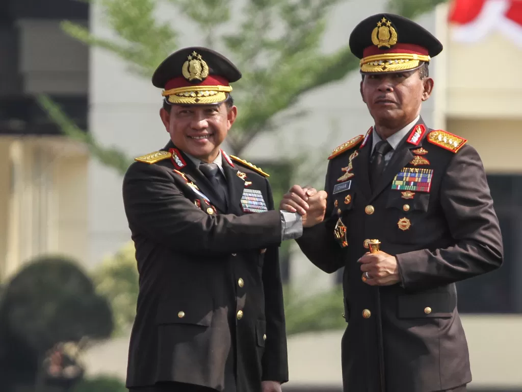 Mantan Kapolri Jenderal Pol (Purn) Tito Karnavian (Kiri) bersama Kapolri Jenderal Pol Idham Aziz (Kanan). (Antara/Asprilla Dwi Adha)