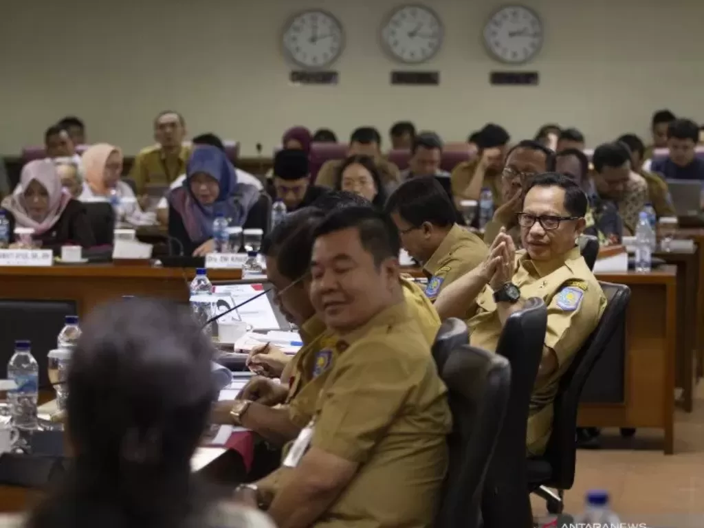 Menteri Dalam Negeri Tito Karnavian (kanan) saat mengikuti rapat kerja dengan Komite I DPD di Kompleks Parlemen, Senayan, Jakarta, Senin (18/11). (Antara/Dhemas Reviyanto).