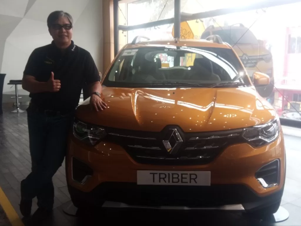 Chief Operation Officer Maxindo Renault Indonesia, Davy J Tuilan mengumumkan secara resmi harga Renault Triber. (dok. Maxindo Indonesia)