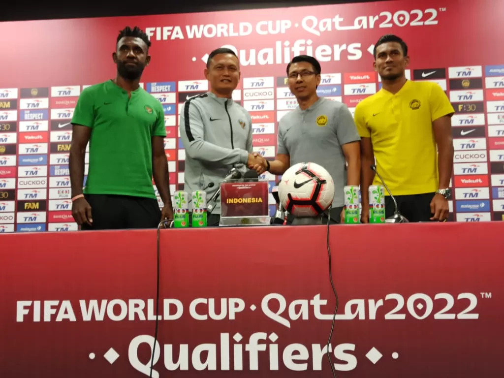 Yeyen Tumena (kedua dari kiri) dan Yanto Basna (paling kiri) dalam press conference jelang laga Malaysia vs Indonesia. (pssi.org)