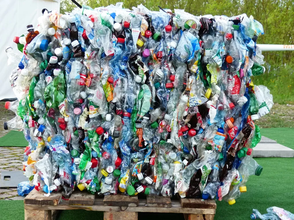 Ilustrasi sampah botol plastik. (Pixabay/Hans Braxmeier)