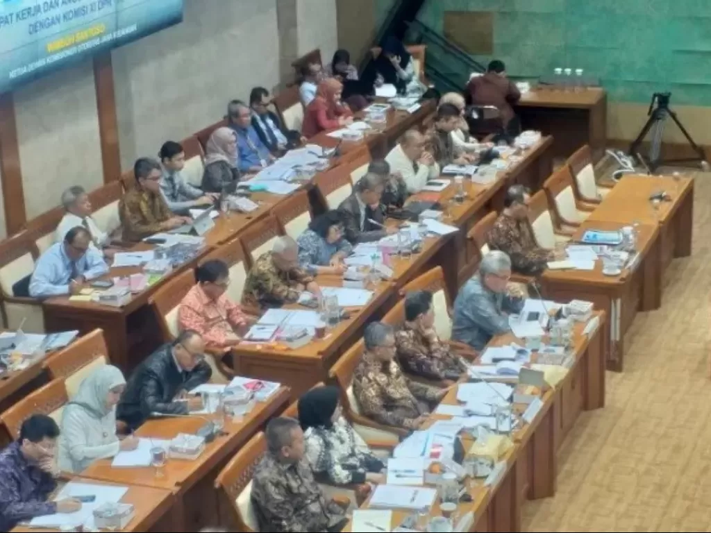 Jajaran Dewan Komisioner OJK dalam Rapat Anggaran OJK 2020 di Komisi XI DPR, Jakarta, Senin (18/11). (Antara/Indra Arief Pribadi)
