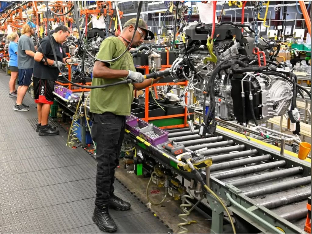 Ilustrasi suasana di pabrik perakitan milik General Motors (GM). (Reuters/Harrison McClary)