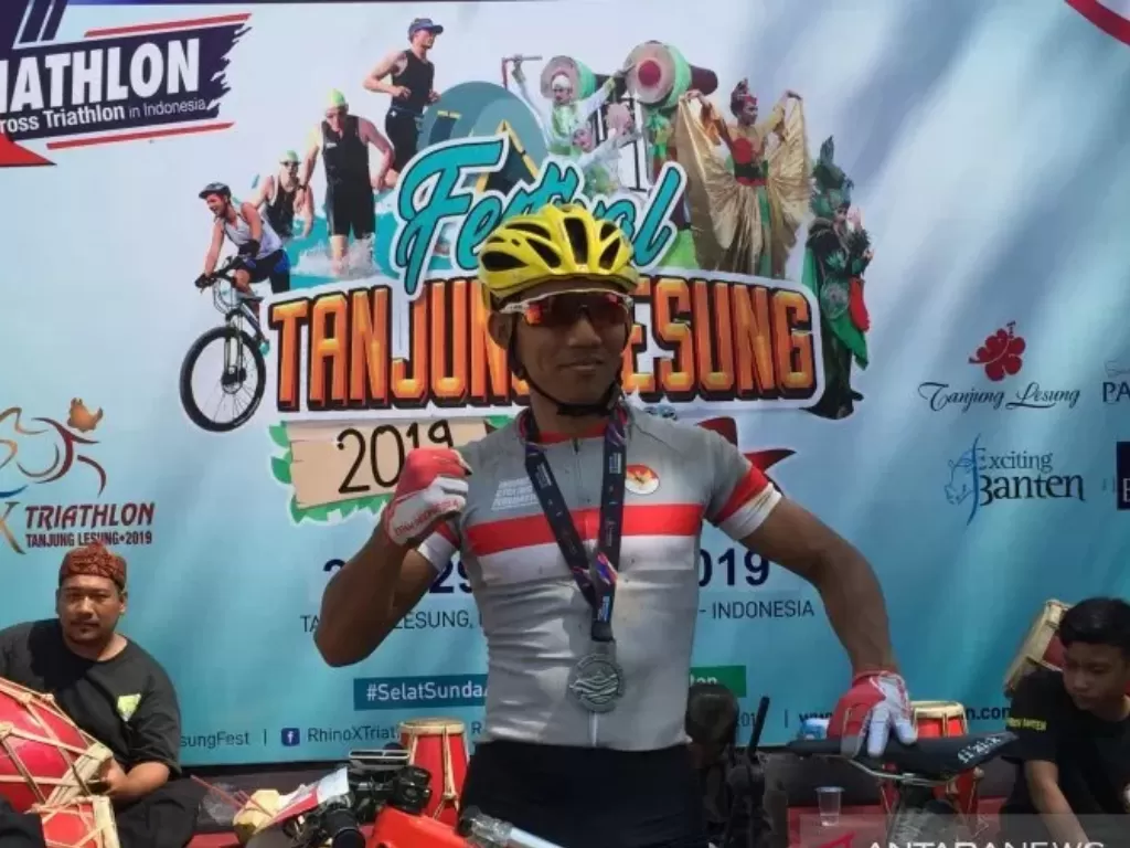 Atlet MTB, Zaenal Fanani, berpose usai menjuarai MTB XCM di Kawasan Tanjung Lesung, Banten, Sabtu (28/9). Dia pun optimistis meraih emas SEA Games 2019 (Antara/Shofi Ayudiana).