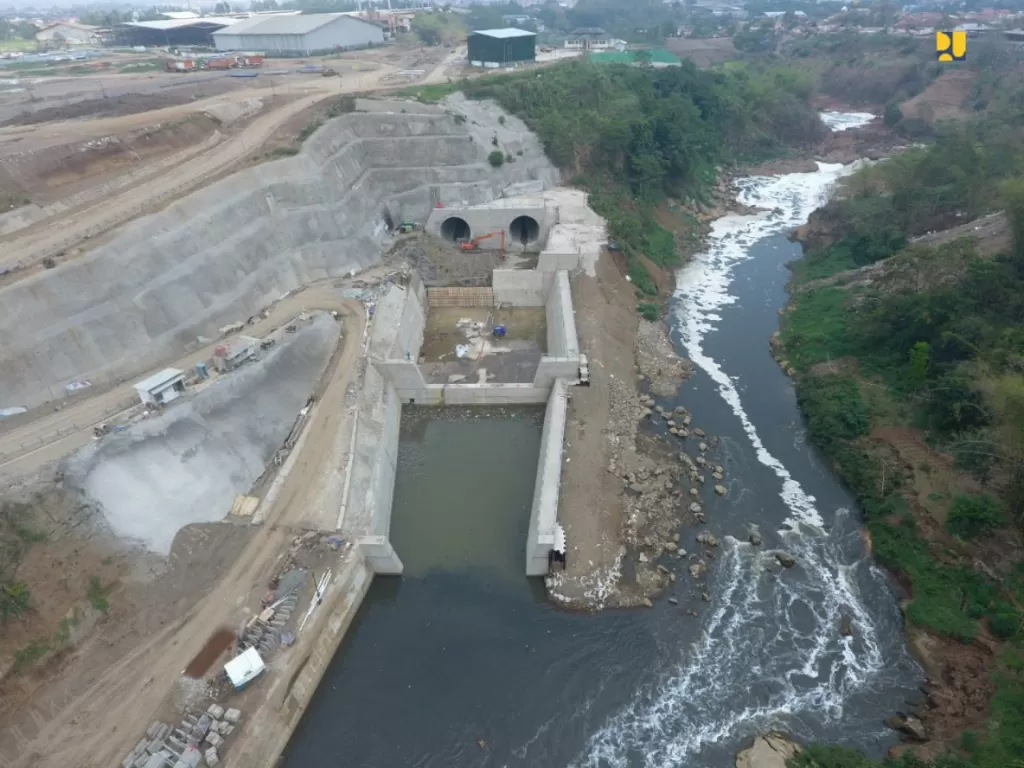 Pembangunan Terowongan Citarum untuk mengurangi banjir. (PUPR).