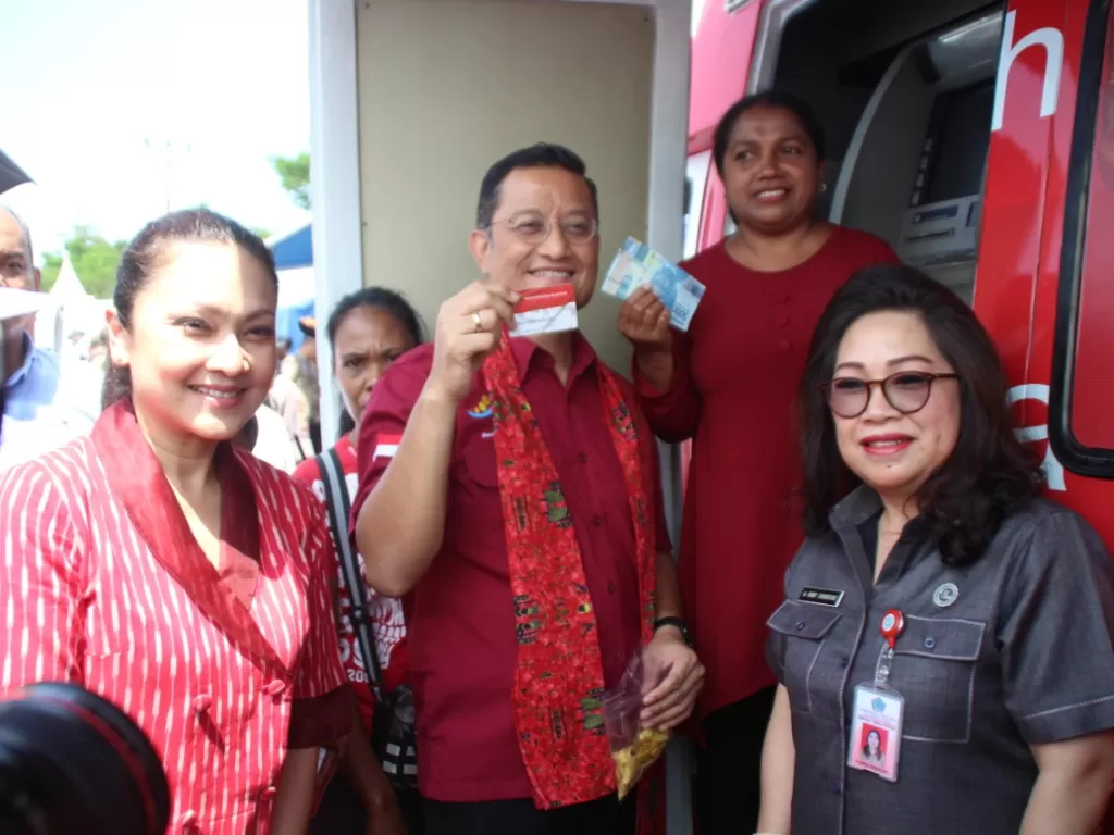 Menteri Sosial Juliari P. Batubara saat kunjungan ke Kabupaten Minahasa Utara, Provinsi Sulawesi Utara, Selasa (19/11/2019). (Kemensos).