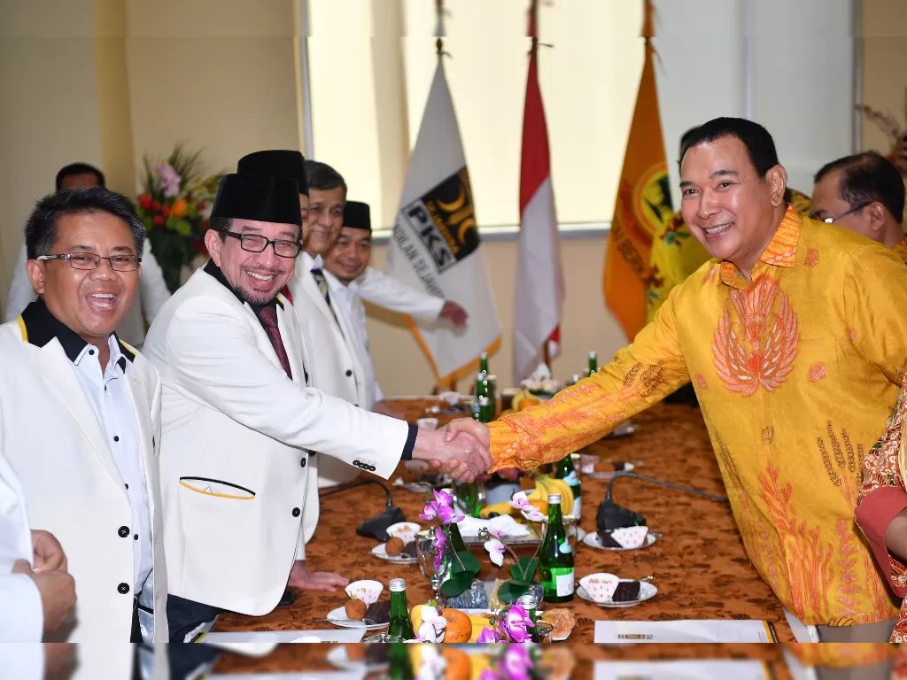 Ketua Majelis Syuro PKS Salim Segaf Al-Jufri (kedua kiri) didampingi Presiden PKS Sohibul Iman (kiri) berjabat tangan dengan Ketua Umum Partai Berkarya Hutomo Mandala Putra (kanan). (Antara/Sigid Kurniawan)
