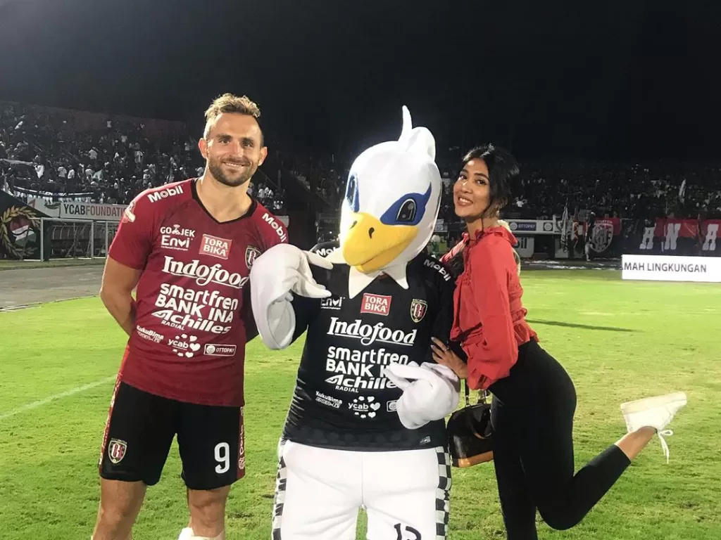 Momen Lelhy Arief Spasojevic menemani sang suami Ilija Spasojevic di lapangan bola. (Instagram/@lelhyspaso)