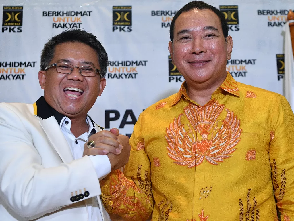 Presiden PKS Sohibul Iman (kiri) berjabat tangan dengan Ketua Umum Partai Berkarya Tommy Soeharto. (Antara/Sigid Kurniawan)