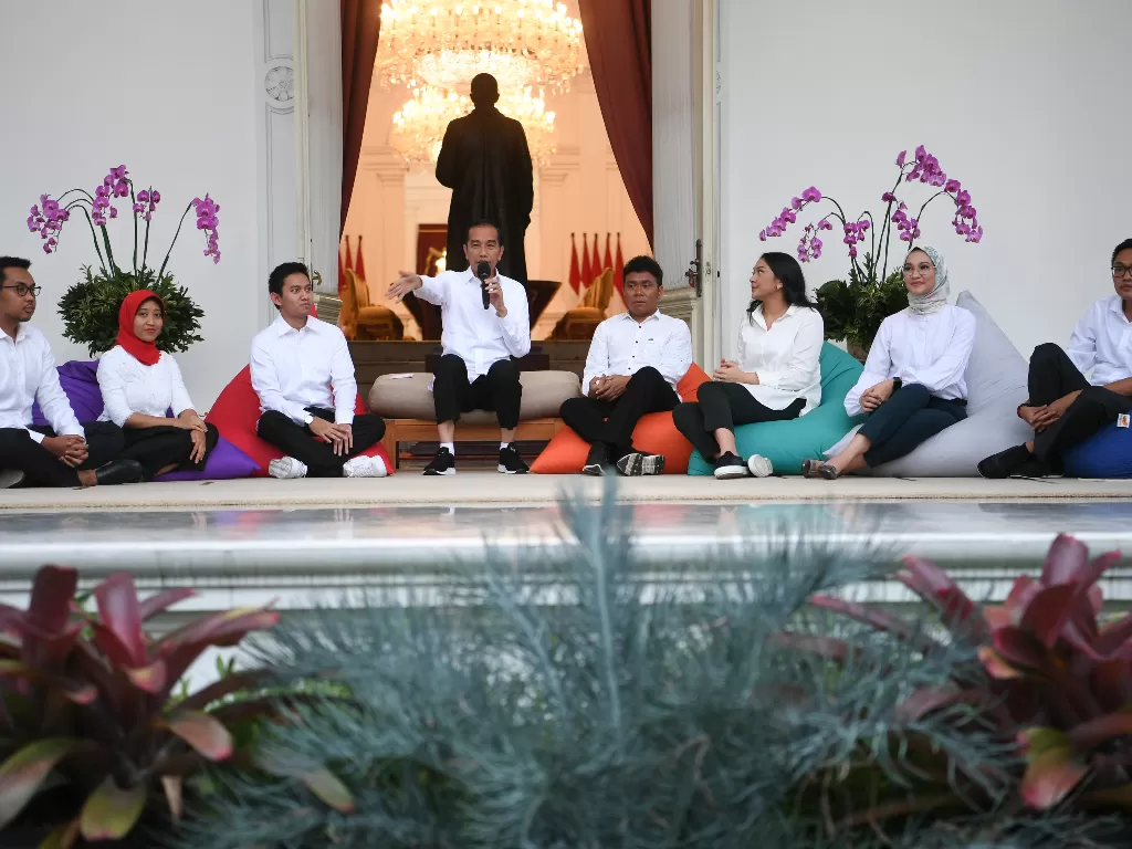 Presiden Joko Widodo bersama staf khusus yang baru dari kalangan milenial di halaman tengah Istana Merdeka Jakarta, Kamis (21/11/2019).(ANTARA FOTO/Wahyu Putro A/nz).
