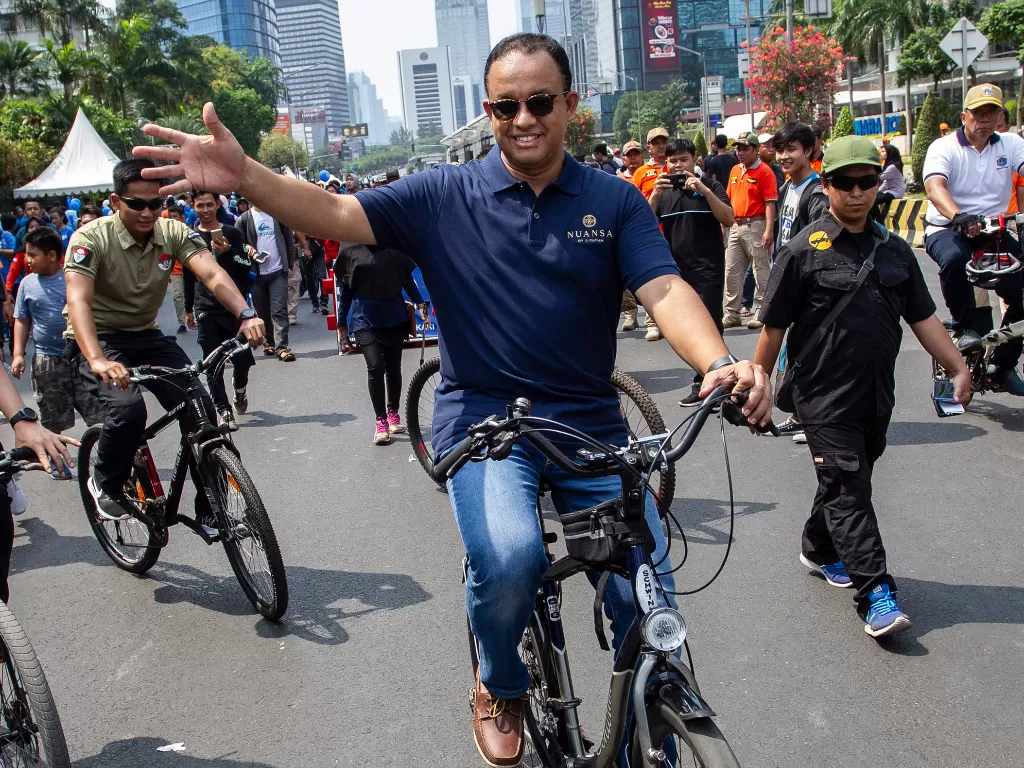 Gubernur DKI Jakarta, Anies Baswedan, menerbitkan Pergub terkait jalur khusus sepeda. Regulasi itu bakal membuat para pelanggar efektif ditilang mulai hari ini (Antara/Dhemas Reviyanto).