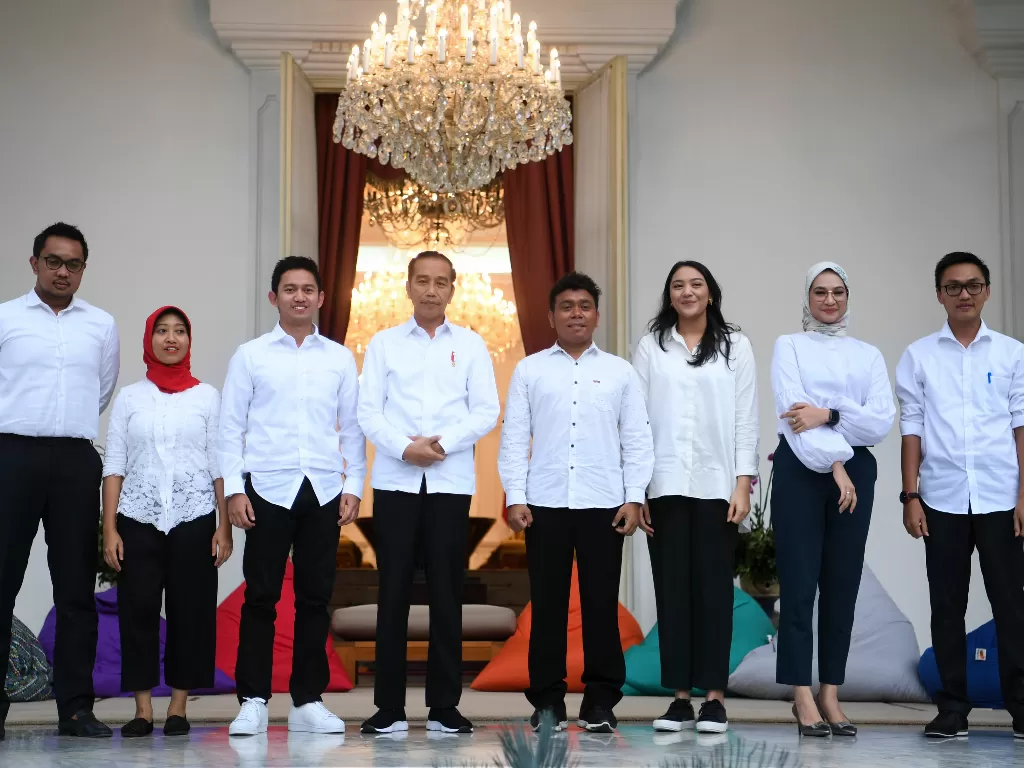 Presiden Joko Widodo (keempat kiri) foto bersama staf khusus yang baru dari kalangan milenial. (Antara/Wahyu Putro A)