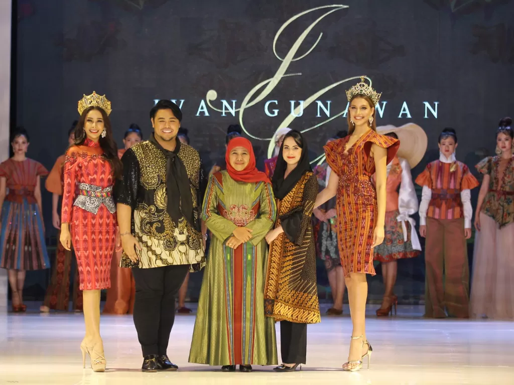 Desainer Ivan Gunawan (dua dari kiri) dan menteri Jawa Timur, Khofifah (tengah) dalam acara East Java Harmony 2019 (ANTARA/Moch Asim/aww)