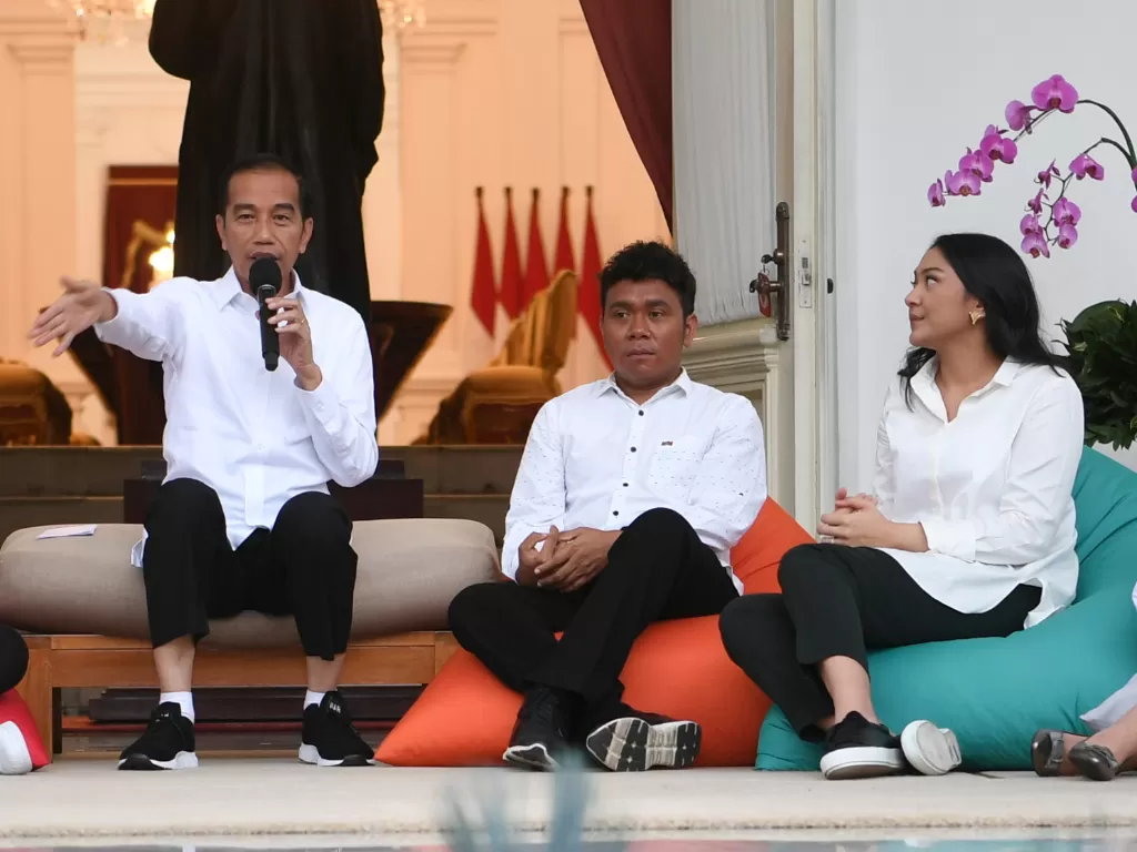 Staf Khusus Presiden Joko Widodo dari kalangan milenial, Gracia Billy Yosaphat Mambrasar (tengah). (Antara/Wahyu Putro A)