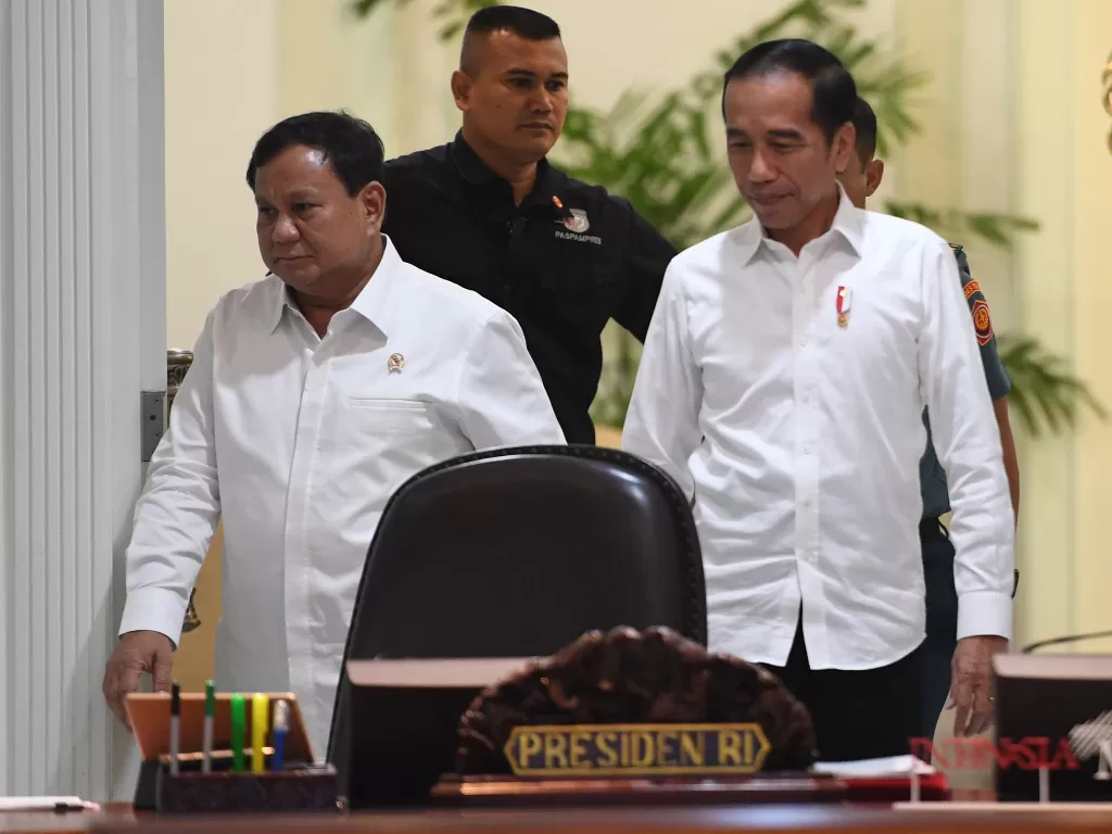 Presiden Joko Widodo (kanan) berjalan memasuki ruangan didampingi Menteri Pertahanan Prabowo Subianto (kiri) sebelum rapat terbatas di Kantor Presiden, Jakarta, Jumat (22/11). (Antara/Akbar Nugroho Gumay)