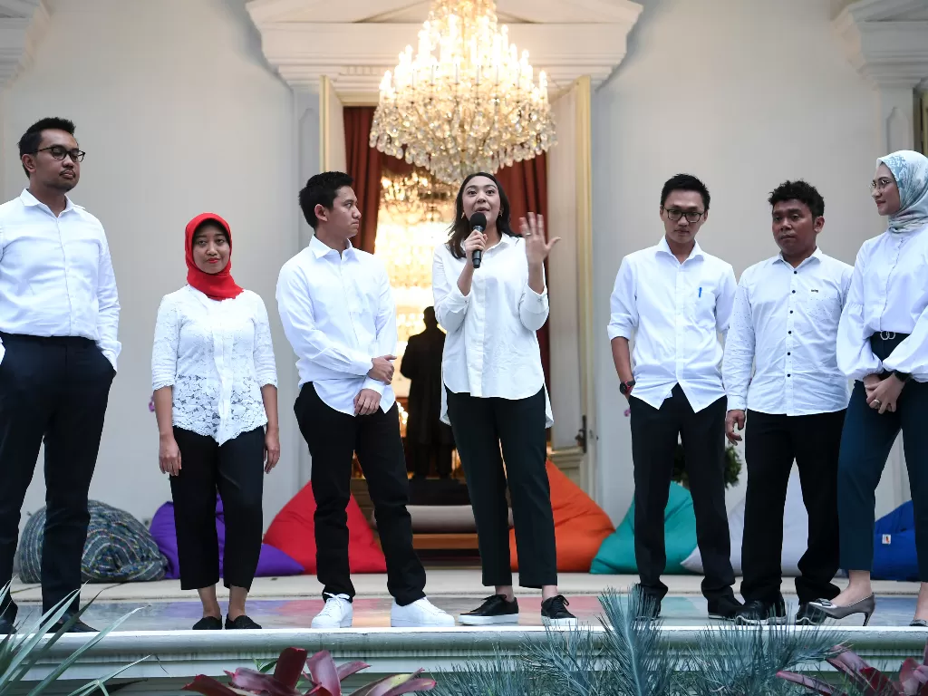 Staf khusus yang baru dari kalangan milenial di halaman tengah Istana Merdeka Jakarta, Kamis (21/11/2019).(ANTARA FOTO/Wahyu Putro A/nz). News