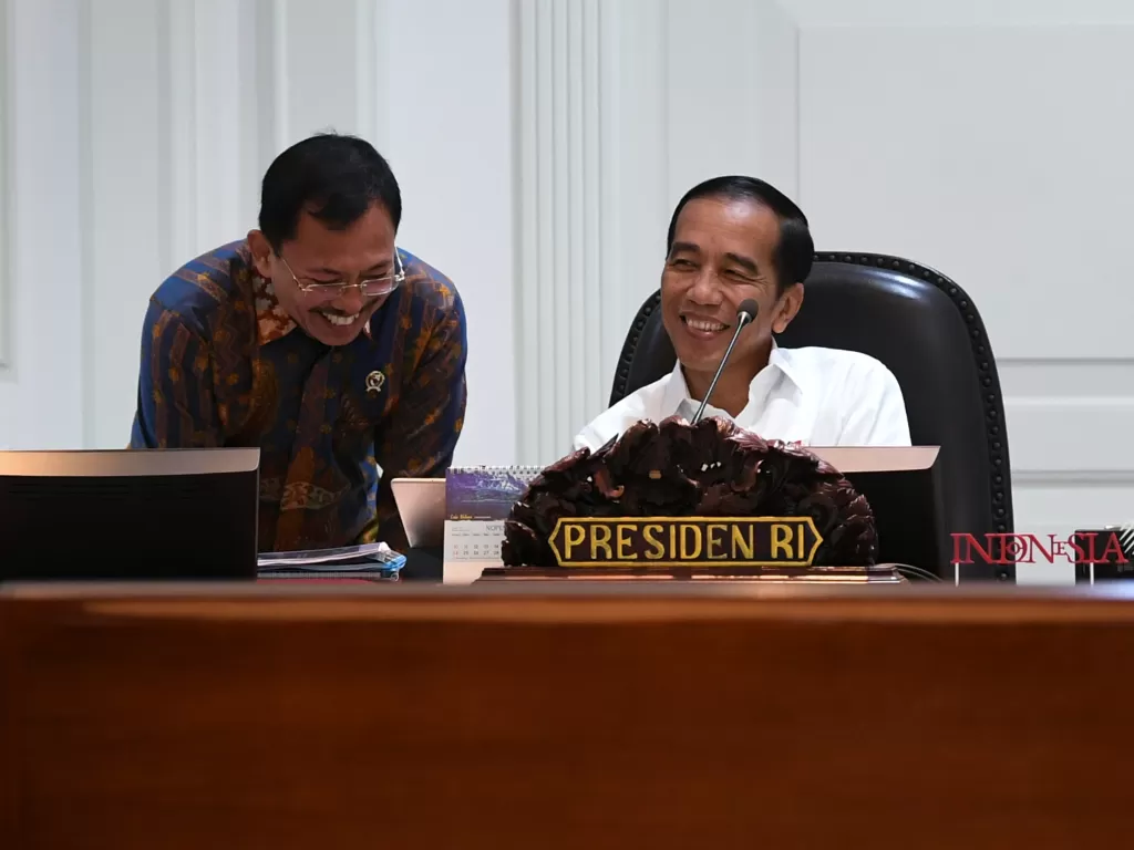 Presiden Joko Widodo berbincang dengan Menteri Kesehatan Terawan Agus Putranto sebelum memimpin rapat kabinet terbatas di Kantor Presiden Jakarta, Kamis (21/11/2019). (ANTARA FOTO/Wahyu Putro A/nz).