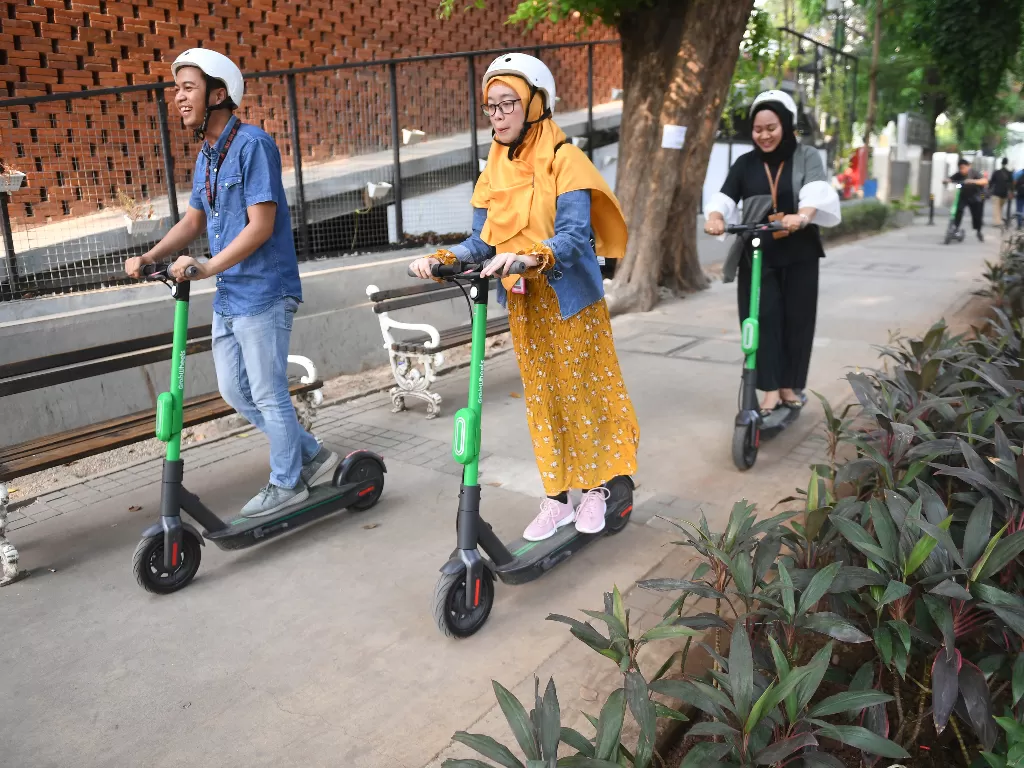 Pengguna jalan menggunakan otopet atau skuter listik di Jakarta, Rabu (16/10). Skuter listrik pun bakal ditilang jika masuk jalur sepeda (Antara/Akbar Nugroho Gumay).