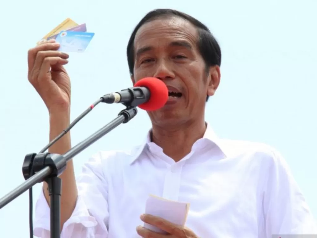 Presiden Jokowi ketika memperlihatkan kartu prakerja ketika berorasi dalam kampanye terbuka di Jalan Arteri Supadio, Kalimantan Barat, Rabu (27/3). (Antara/Jessica Helena Wuysang)