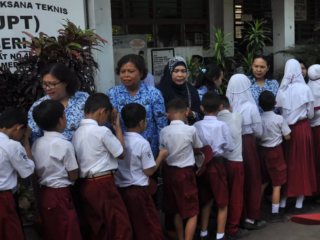 Para siswa menyalami para guru dalam rangka memperingati Hari Guru Nasional, Senin (25/11/2019). (Antara/Septianda Perdana)
