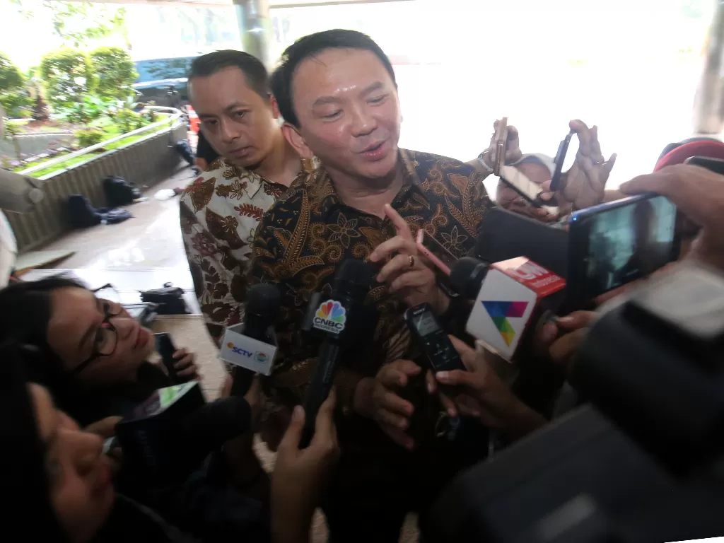 Basuki Tjahaja Purnama (Ahok) menjawab pertanyaan wartawan saat menerima SK menjadi Komisaris Utama PT Pertamina di Kantor Kementerian BUMN, Jakarta, Senin (25/11). (Antara/Hiro)