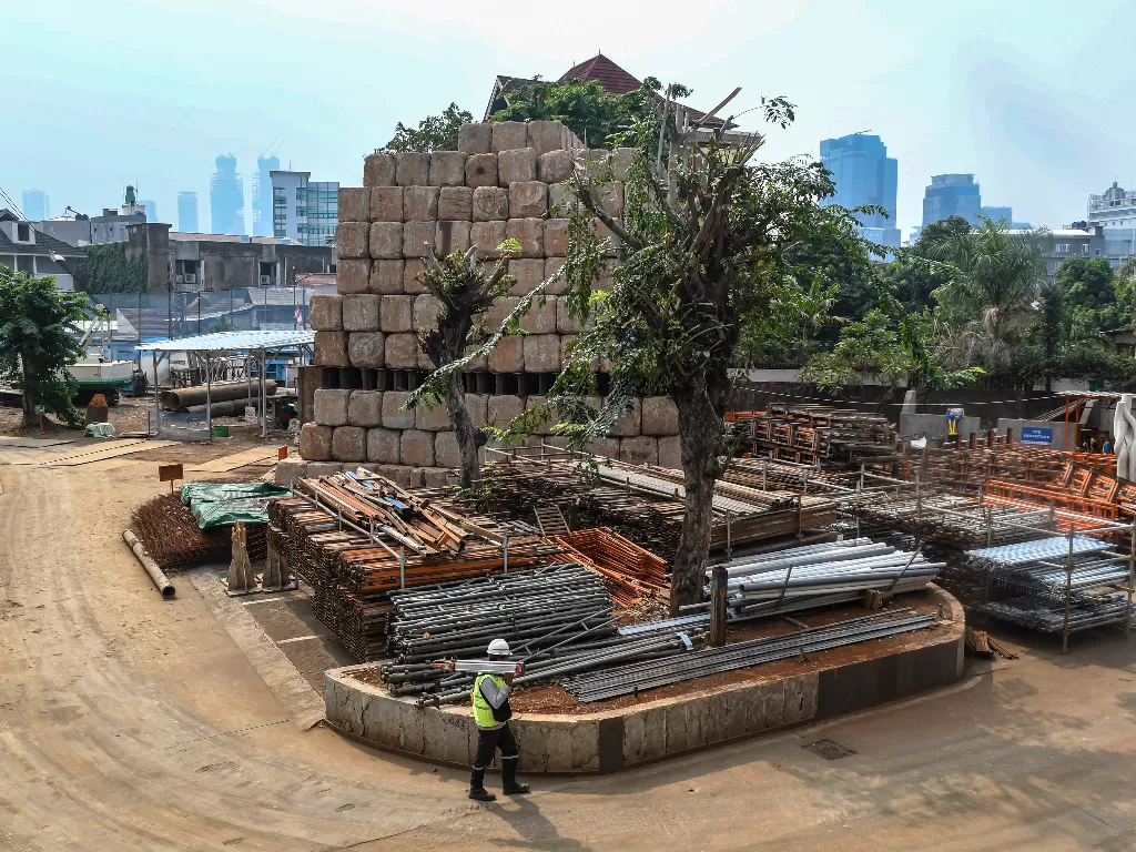 Pekerja menyelesaikan pembangunan revitalisasi kawasan Taman Ismail Marzuki (TIM) di Jakarta, Senin (25/11). (Antara/Muhammad Adimaja)