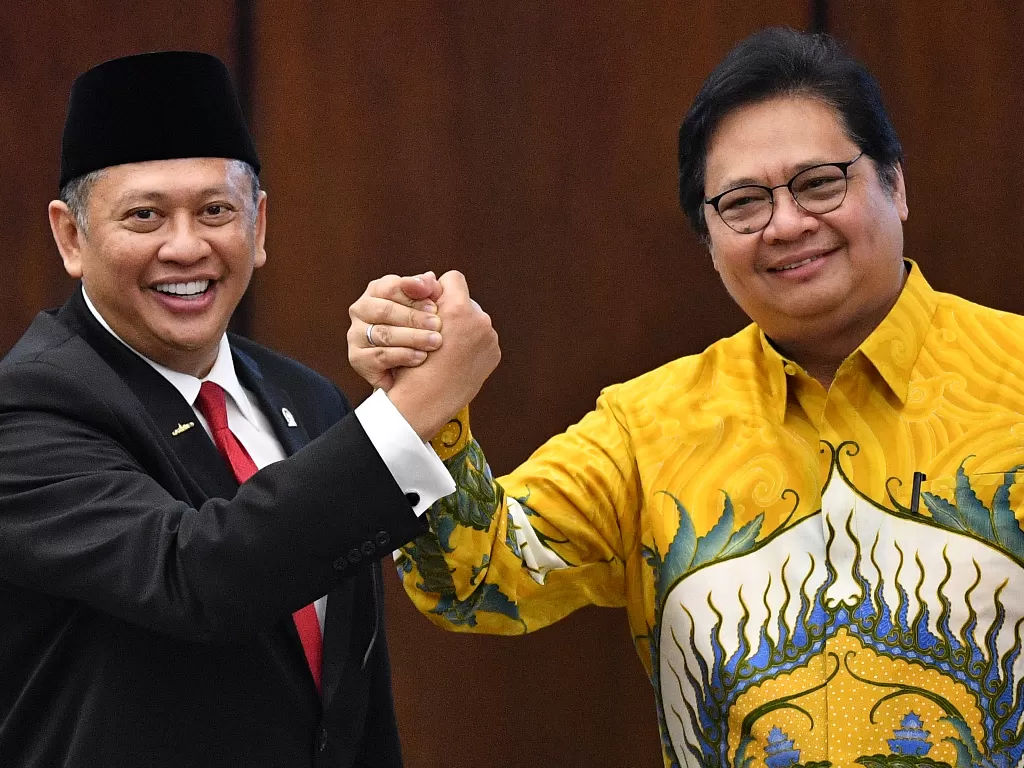 Bambang Soesatyo (kiri) berjabat tangan dengan Ketua Umum Partai Golkar Airlangga Hartarto (Antara/Nova Wahyudi).