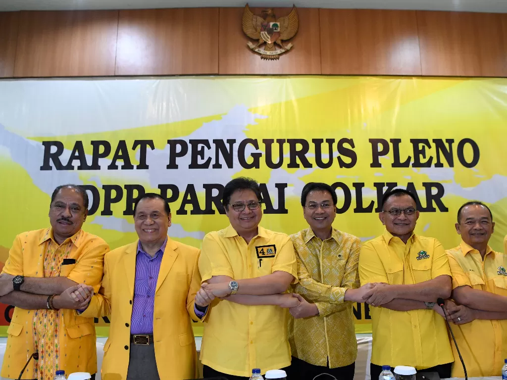 Ketua Umum Partai Golongan Karya (Golkar) Airlangga Hartarto (ketiga kiri) didampingi pengurus partai Golkar foto bersama sebelum memimpin rapat pleno DPP Partai Golkar. (Antara Foto/Puspa Perwitasari)