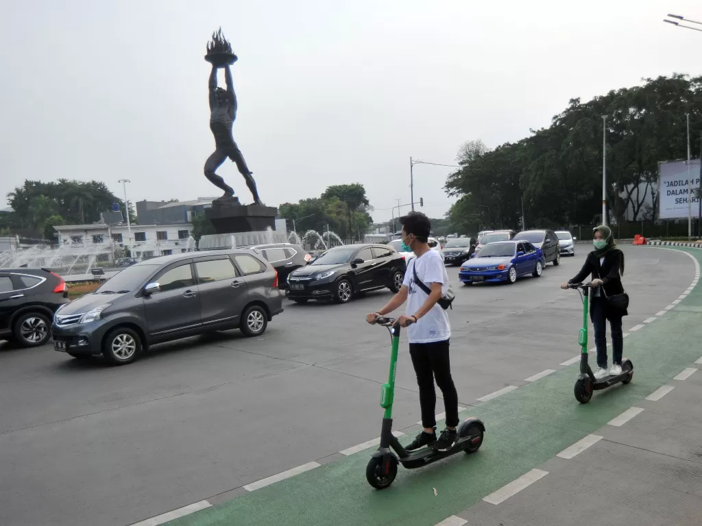 Warga menggunakan skuter listrik di kawasan Senayan, Jakarta. (Antara/Iggoy el Fitra)