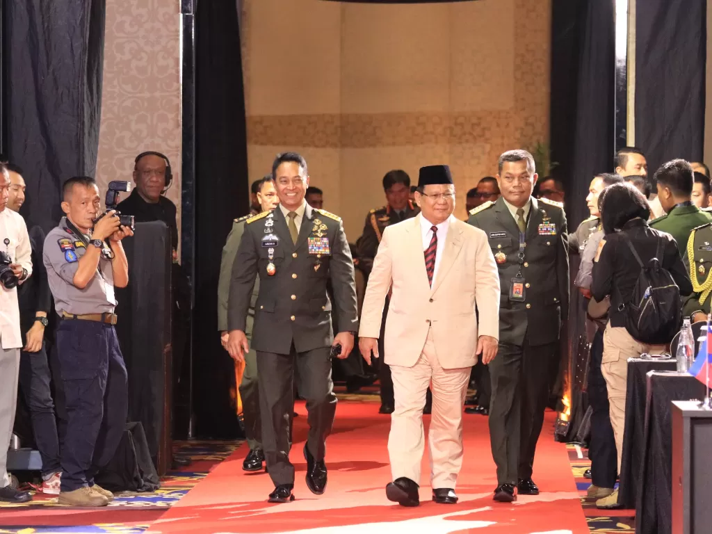 Menteri Pertahanan Prabowo Subianto didamping Kepala Staf TNI AD dan Kasum TNI. (Dinas Penerangan TNI AD)