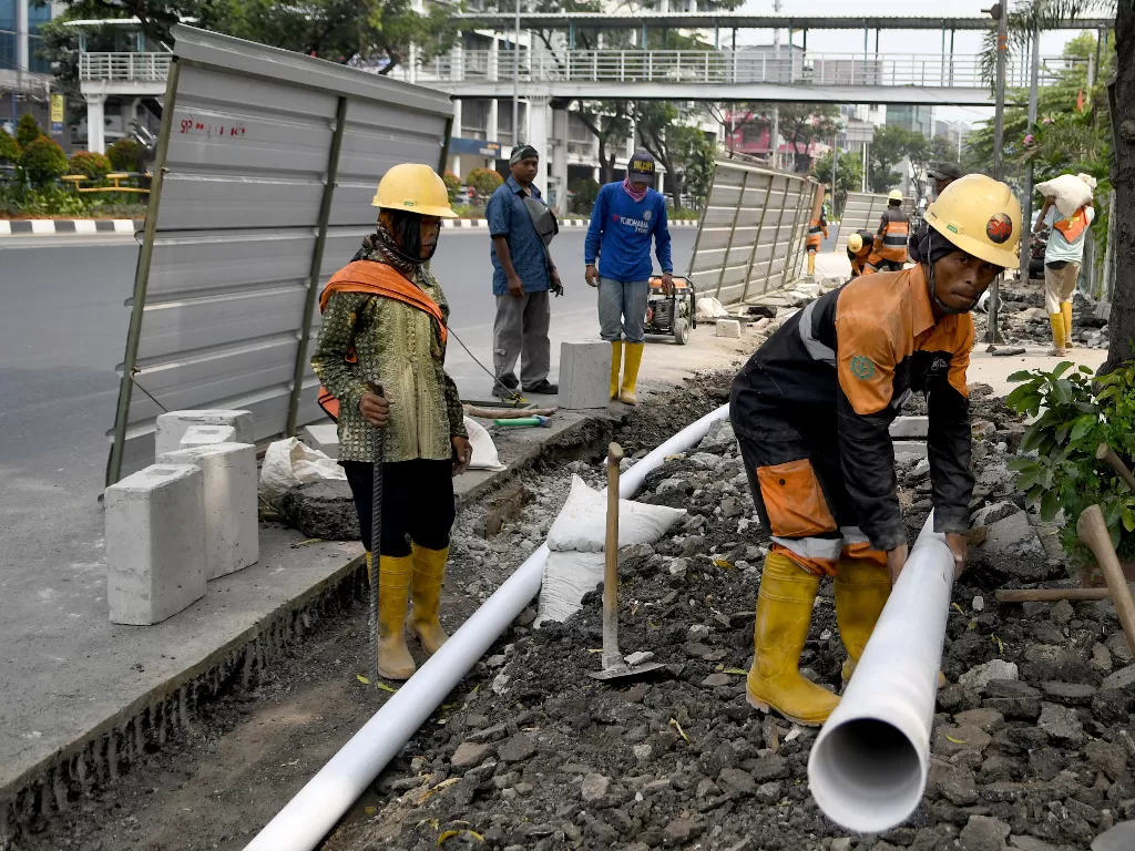 Ilustrasi penggunaan APBD DKI Jakarta untuk revitalisasi trotoar. (Antara/M Risyal Hidayat)