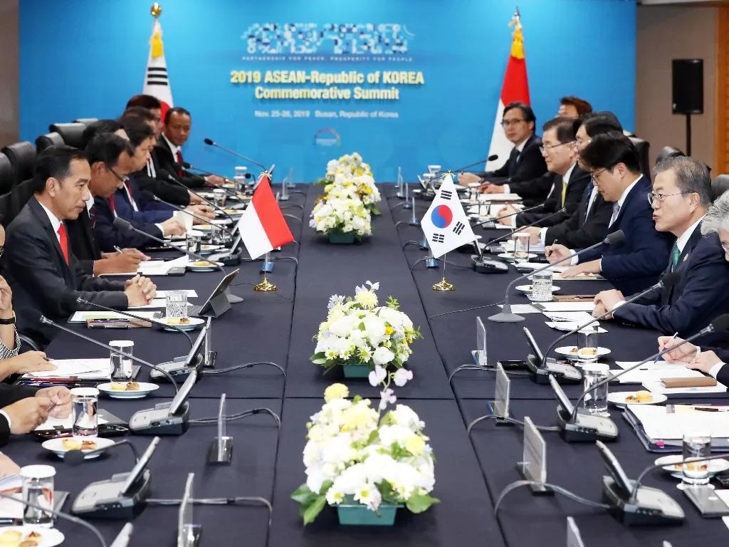 Presiden Joko Widodo (empat kiri) melakukan pembicaraan dengan Presiden Korea Selatan Moon Jae-In (dua kanan) pada KTT ASEAN-Korea Selatan pada Senin (25/11). (ANTARA/Reuters via Yonhap/pd)