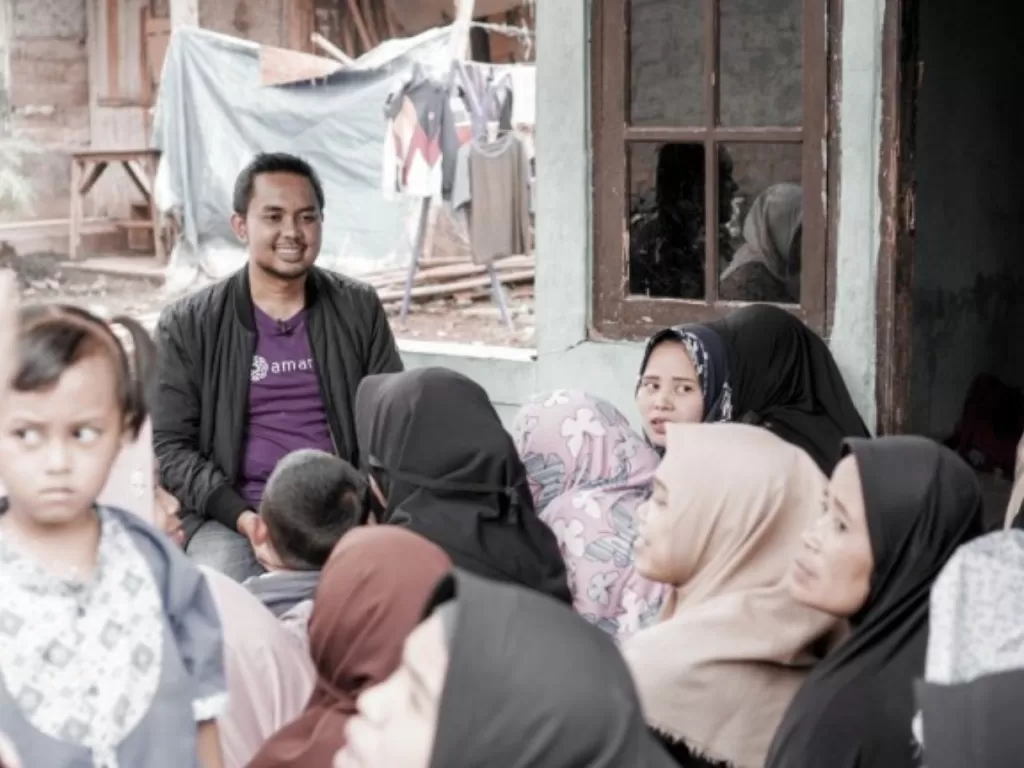 Andi Taufan Garuda Putra bersama para mitra usaha Amartha di Ciseeng, Bogor. (Amartha).
