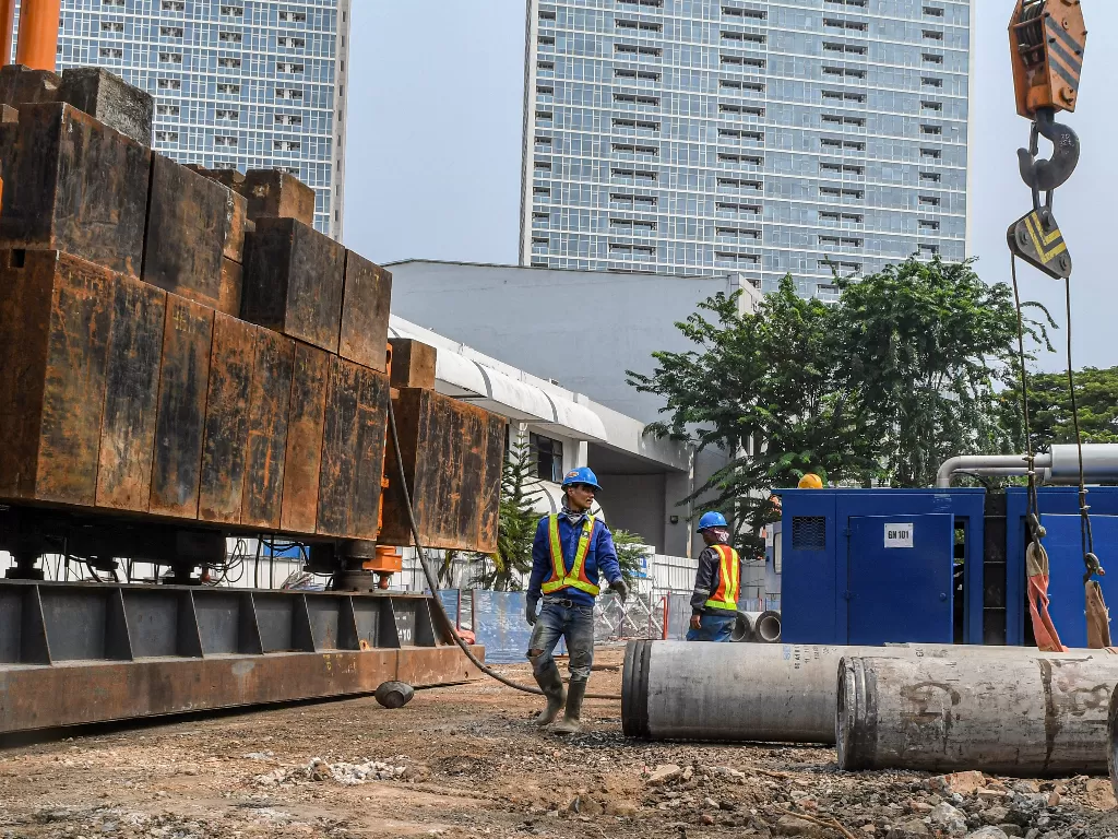 Pekerja menyelesaikan pembangunan revitalisasi kawasan Taman Ismail Marzuki (TIM) di Jakarta. (Antara/Muhammad Adimaja)