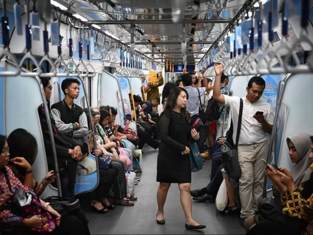 Masyarakat yang sedang menaiki transportasi MRT. (MRT Jakarta)