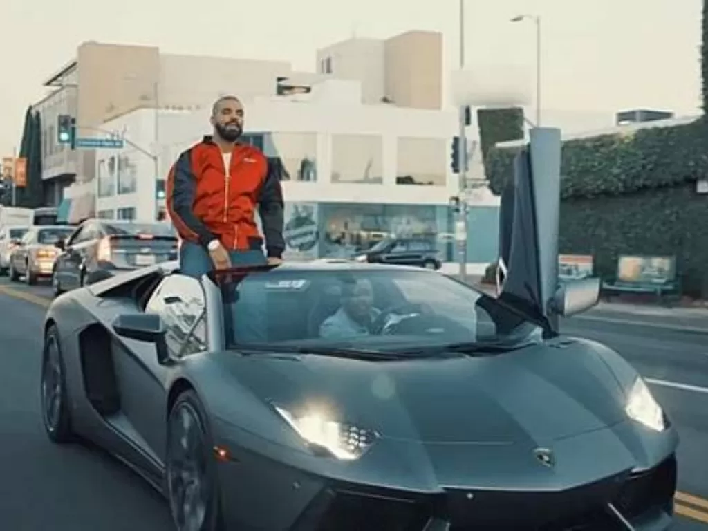 Drake shooting diatas Lamborghini Aventador. (cashroadster)