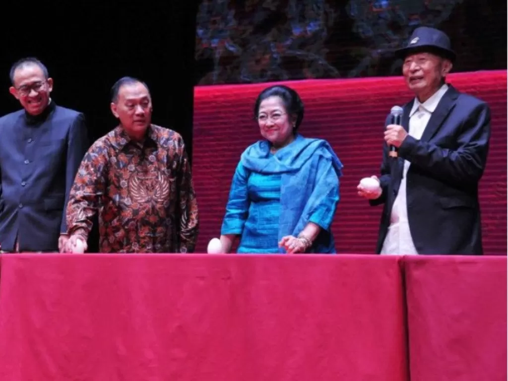 Ciputra saat bersama Presiden kelima Indonesia Megawati Soekarnoputri. (Ciputra.com)