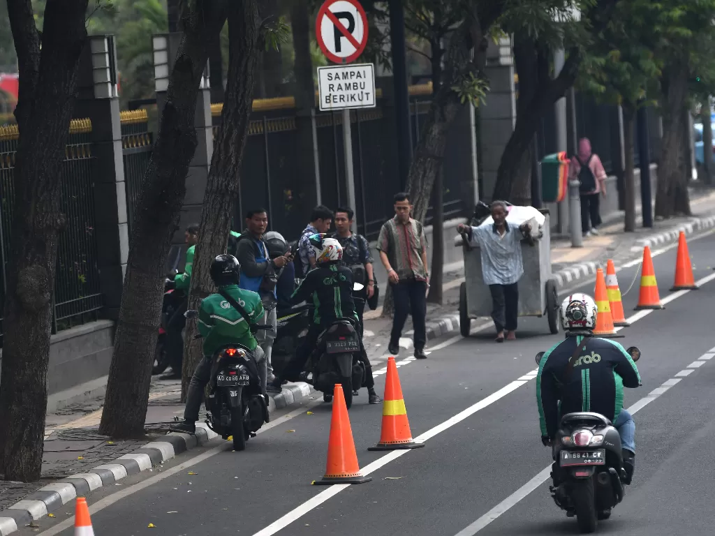 Sejumlah pengendara sepeda motor melanggar jalur sepeda di Jalan MH Thamrin, Jakarta. (Antara/Aditya Pradana Putra)