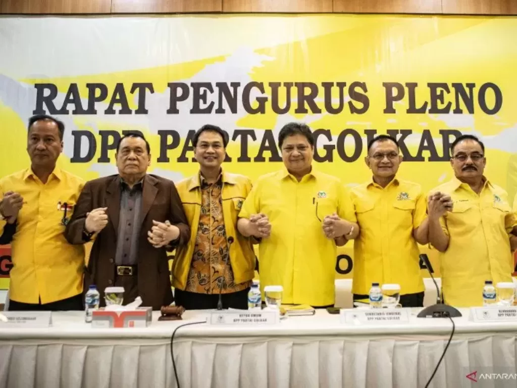 Ketua umum DPP Partai Golkar Airlangga Hartarto (tengah) bersama pengurus DPP Partai Golkar berfoto bersama sebelum memulai rapat pengurus pleno. (Antara Foto/Aprillio Akbar)
