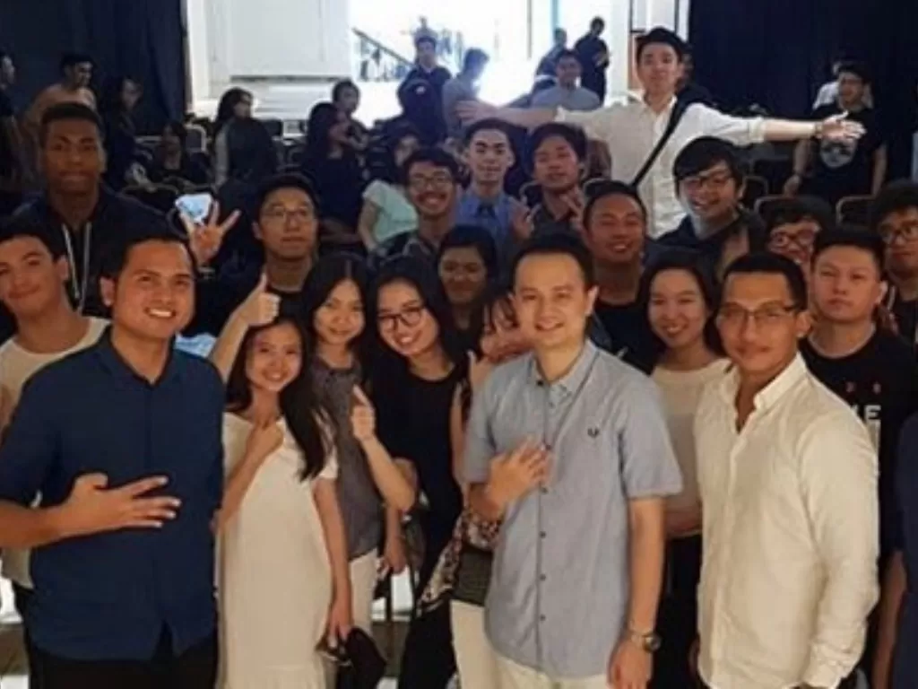 Wamendag Jerry Sambuaga (baju biru muda) bersama para pelajar (Instagram/@jerry.sambauga)