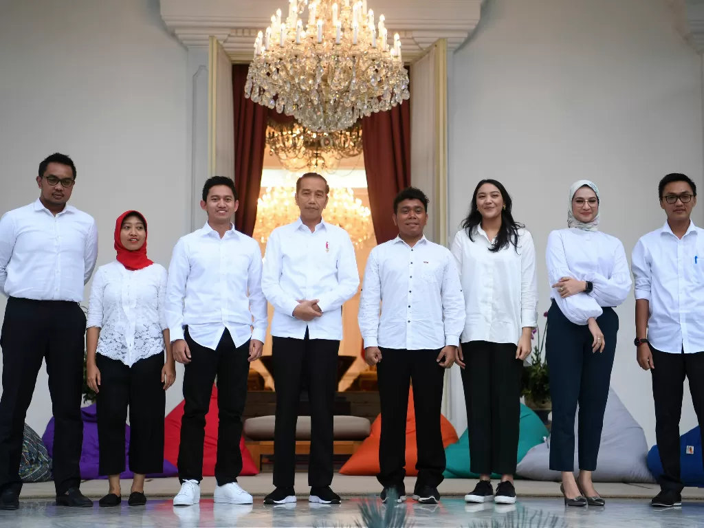 Presiden Joko Widodo (keempat kiri) saat memperkenalkan para staf khusus milenial di Istana Merdeka, Jakarta, 21 November 2019. (Antara/Wahyu Putro A)